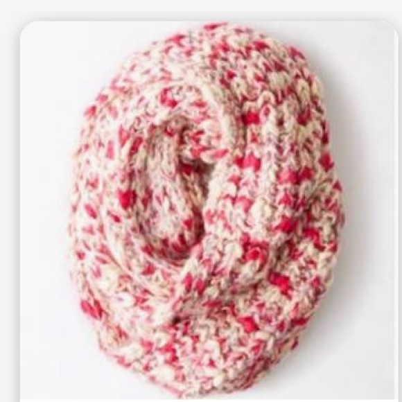 American Eagle Outfitters Accessories - American Eagle knit infinity scarf